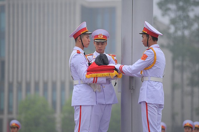ha-noi-treo-co-ru-quoc-tang-dai-tuong-le-duc-anh