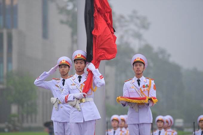 ha-noi-treo-co-ru-quoc-tang-dai-tuong-le-duc-anh