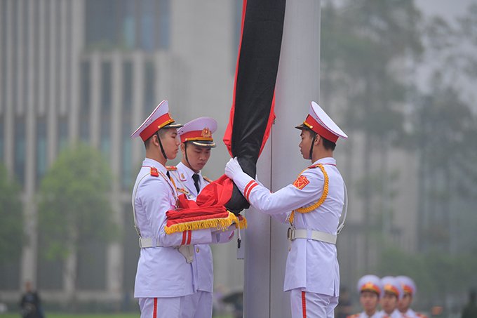 Cờ rủ buộc dải băng đen, chiều rộng bằng 1/10 lá cờ, chiều dài tối thiểu bằng một nửa lá cờ.
