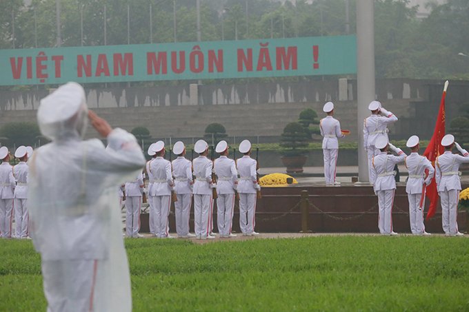 Nghi thức chào cờ tất cả mọi người quay mặt về phía cột cờ đối diện Lăng Chủ tịch Hồ Chí Minh để tiến hành làm lễ.