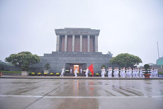 ha-noi-treo-co-ru-quoc-tang-dai-tuong-le-duc-anh