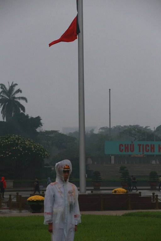ha-noi-treo-co-ru-quoc-tang-dai-tuong-le-duc-anh