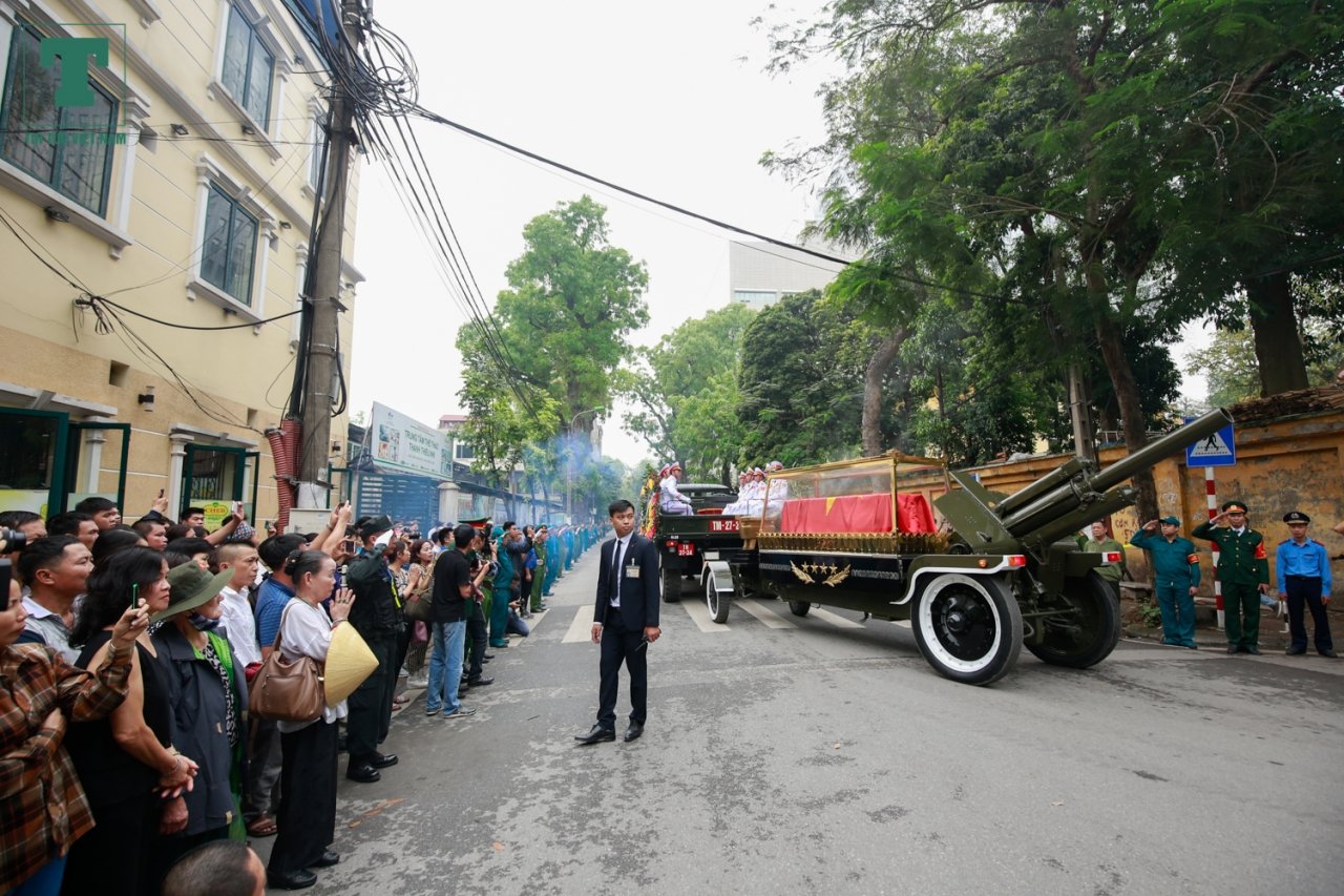 Trên nhiều tuyến phố người dân Hà Nội đứng dọc 2 bên đường cùng tiễn đưa linh cữu nguyên Chủ tịch nước Lê Đức Anh.