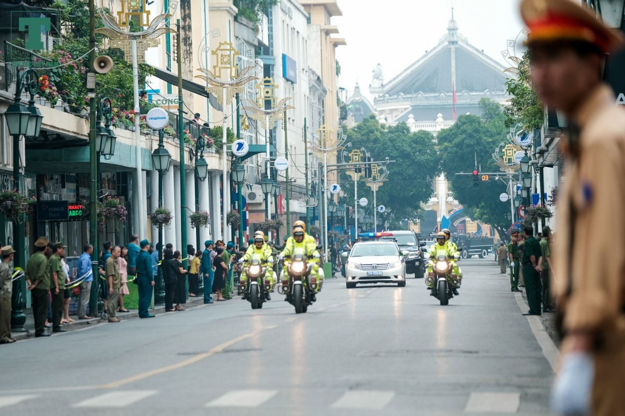 Đoàn xe đi qua phố Tràng Tiền.