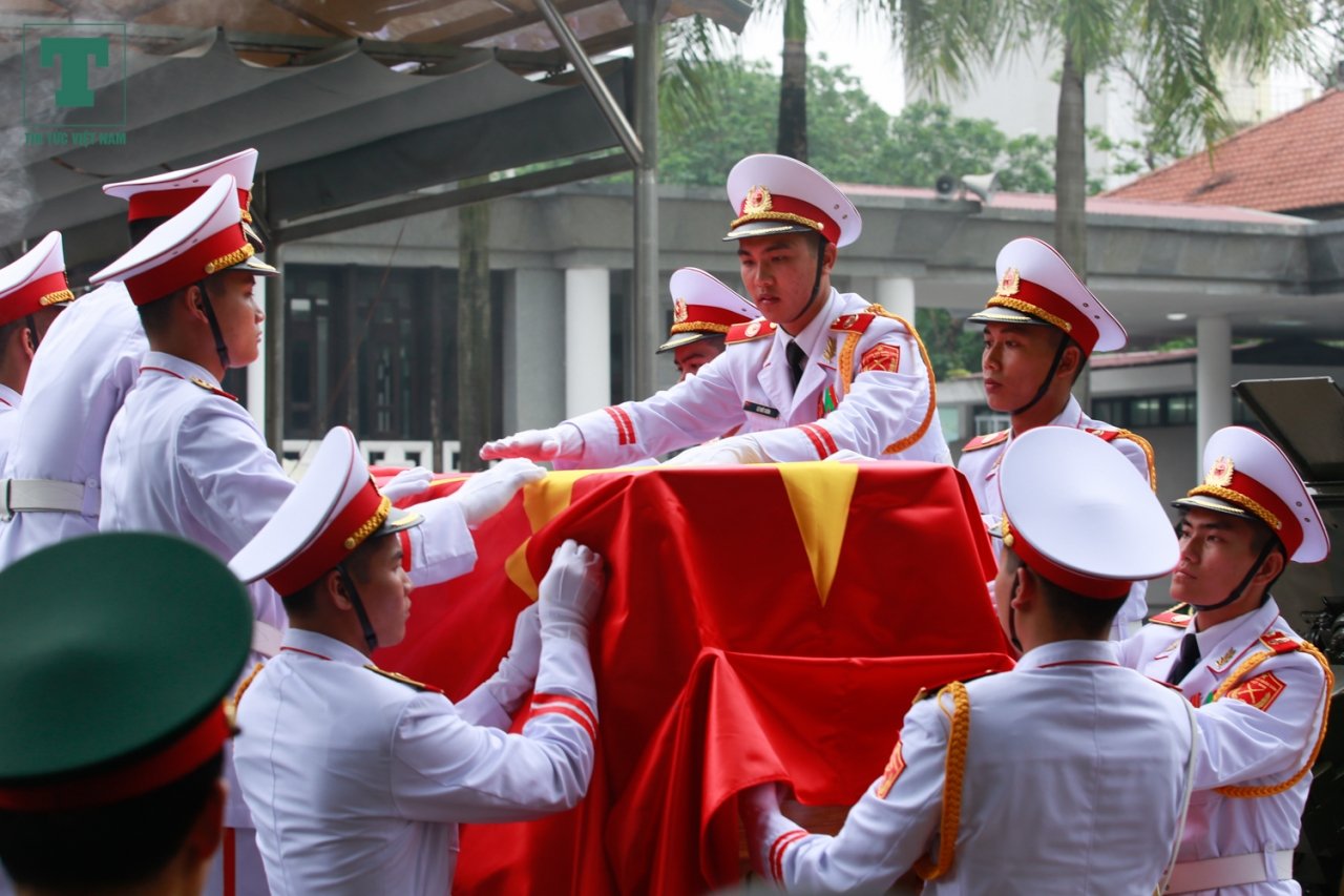 Đoàn tiêu binh thực hiện nghi thức phủ Quốc kỳ lên linh cữu nguyên Chủ tịch nước, đại tướng Lê Đức Anh.