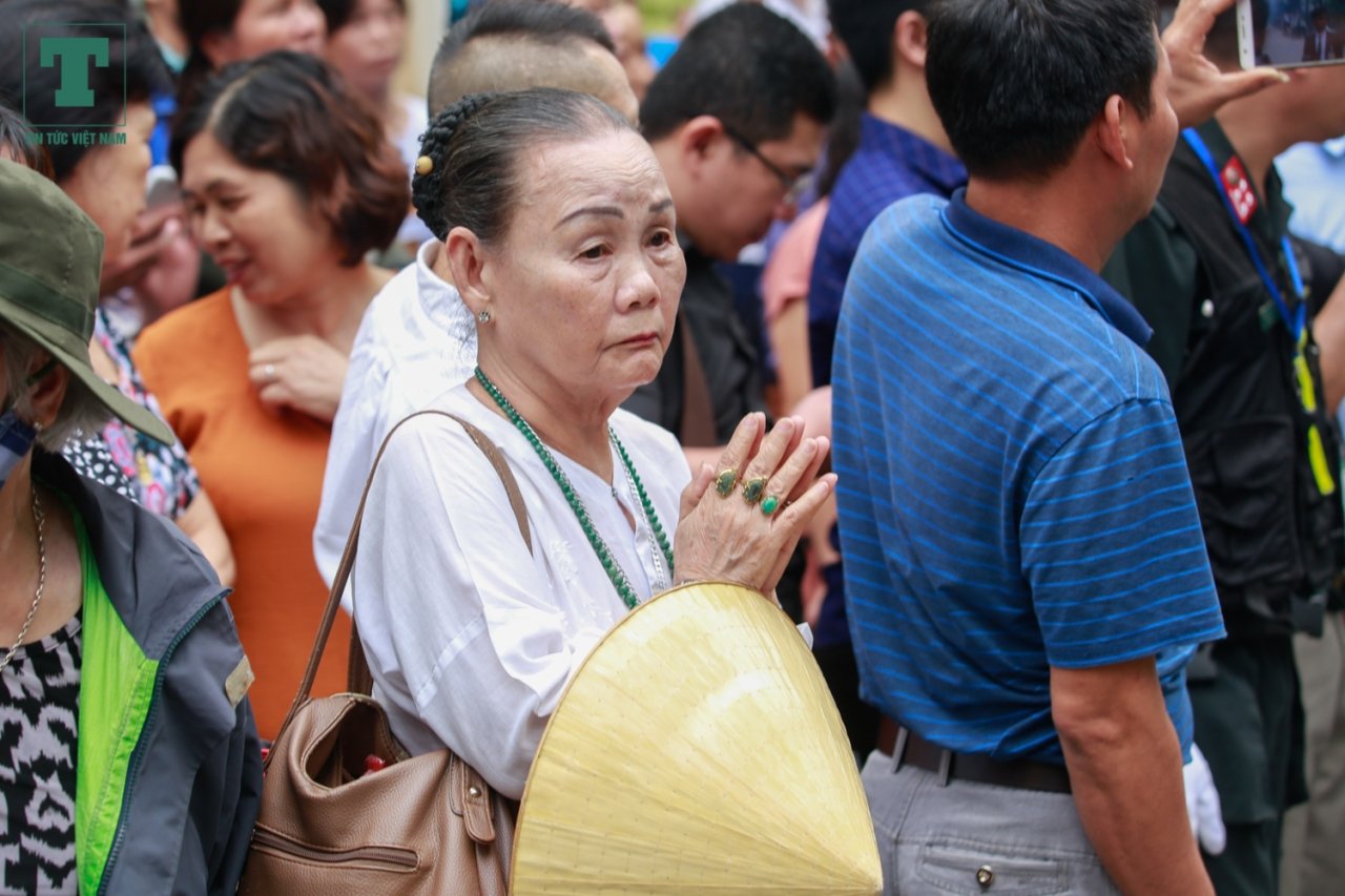 Bà Mai Thị Nhật, 77 tuổi (trú tại Hoàn Kiếm, Hà Nội) có mặt tại Nhà tang lễ số 5 Trần Thánh Tông từ rất sớm. Bà Nhật cho biết, mỗi khi có lãnh đạo nhà nước qua đời, bà lại đến để thắp hương đưa tiễn như một lời tri ân đến những công lao và đóng góp của các đồng chí cho đất nước, nhân dân. 