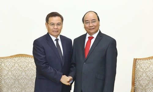 Thủ tướng Nguyễn Xuân Phúc tiếp Ủy viên Bộ Chính trị, Chủ tịch Ủy ban Trung ương Mặt trận Lào Saysomphone Phomvihane. Ảnh: TTXVN.