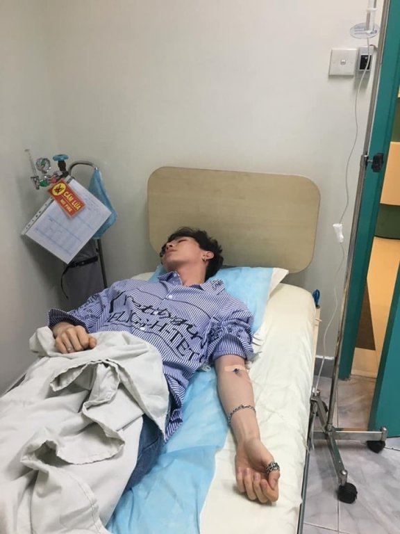 Trên trang cá nhân của Erik mới đây đăng tải thông tin anh phải nhập viện gấp trong tình trạng sốt 39,5 độ, phải hủy mọi chương trình vì lý do sức khỏe khiến fan không khỏi lo lắng.