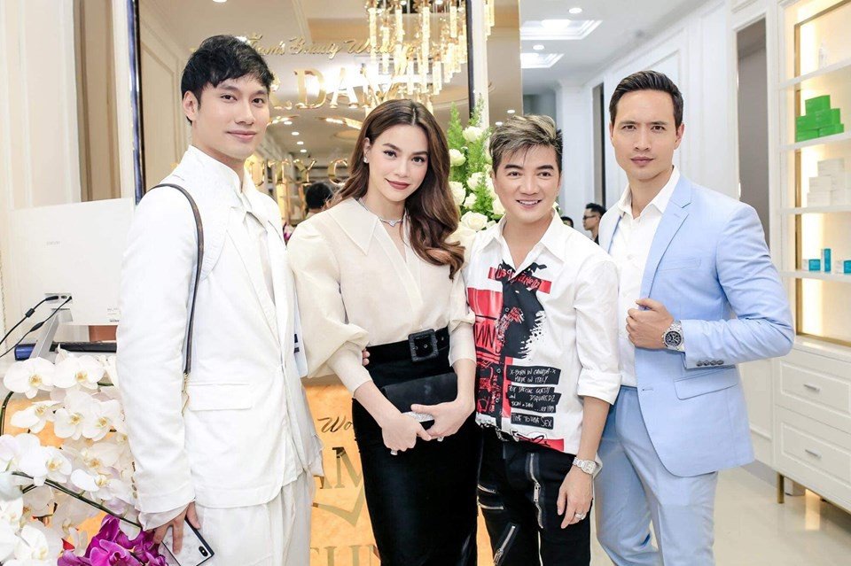 Hồ Ngọc Hà rạng ngời đến chúc mừng Đàm Vĩnh Hưng khai trương tiệm kinh doanh làm đẹp. Cô sánh đôi cùng bạn trai Kim Lý và NTK Lý Quí Khánh.