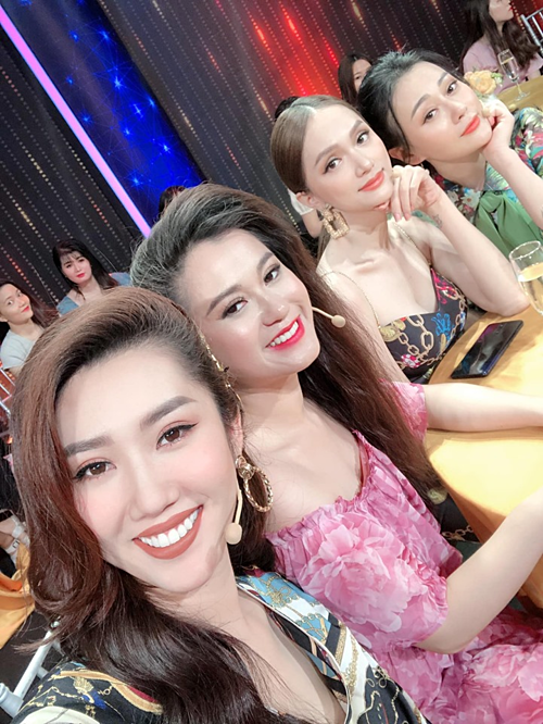 Diễn viên Thúy Ngân pose hình cùng Lâm Vỹ Dạ, Hương Giang Idol và Phương Oanh trong hậu trường một gameshow. 