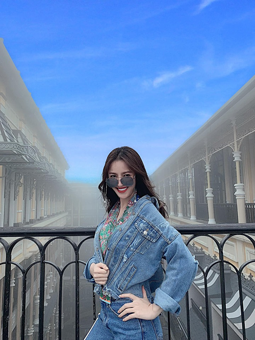 Quế Vân chụp ảnh 
