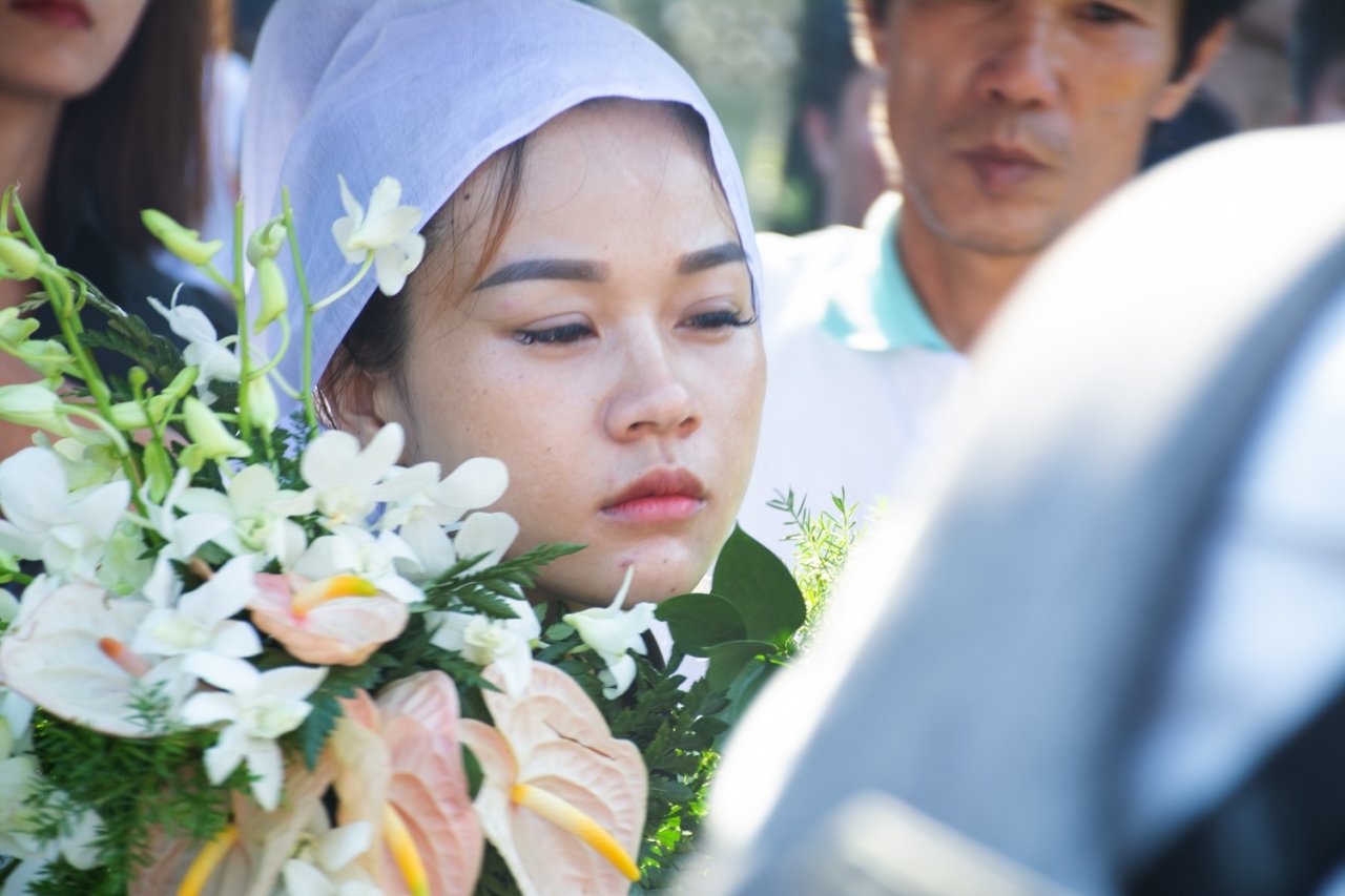 gia-dinh-nghe-si-khoc-thuong-tien-dua-le-binh-ve-noi-an-nghi