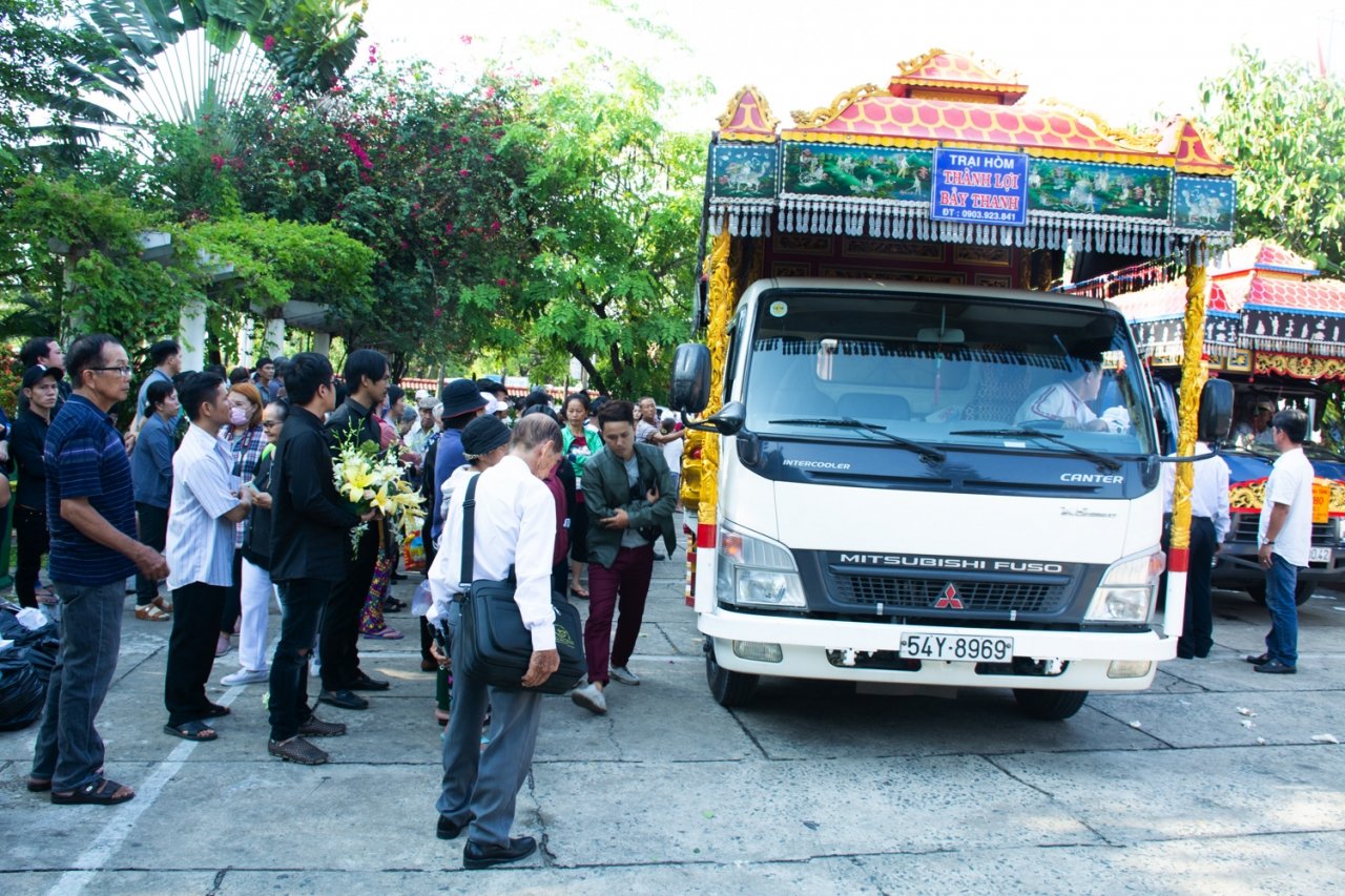 gia-dinh-nghe-si-khoc-thuong-tien-dua-le-binh-ve-noi-an-nghi
