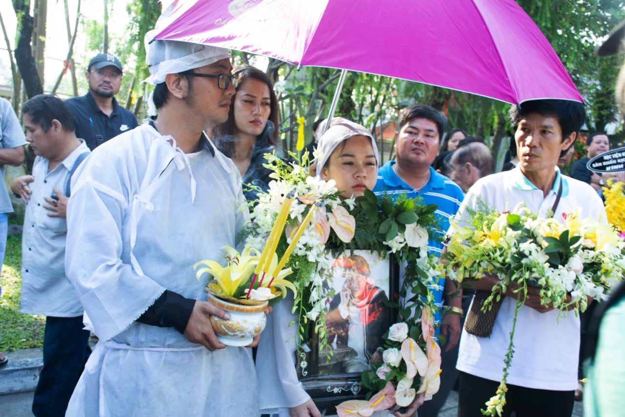 gia-dinh-nghe-si-khoc-thuong-tien-dua-le-binh-ve-noi-an-nghi