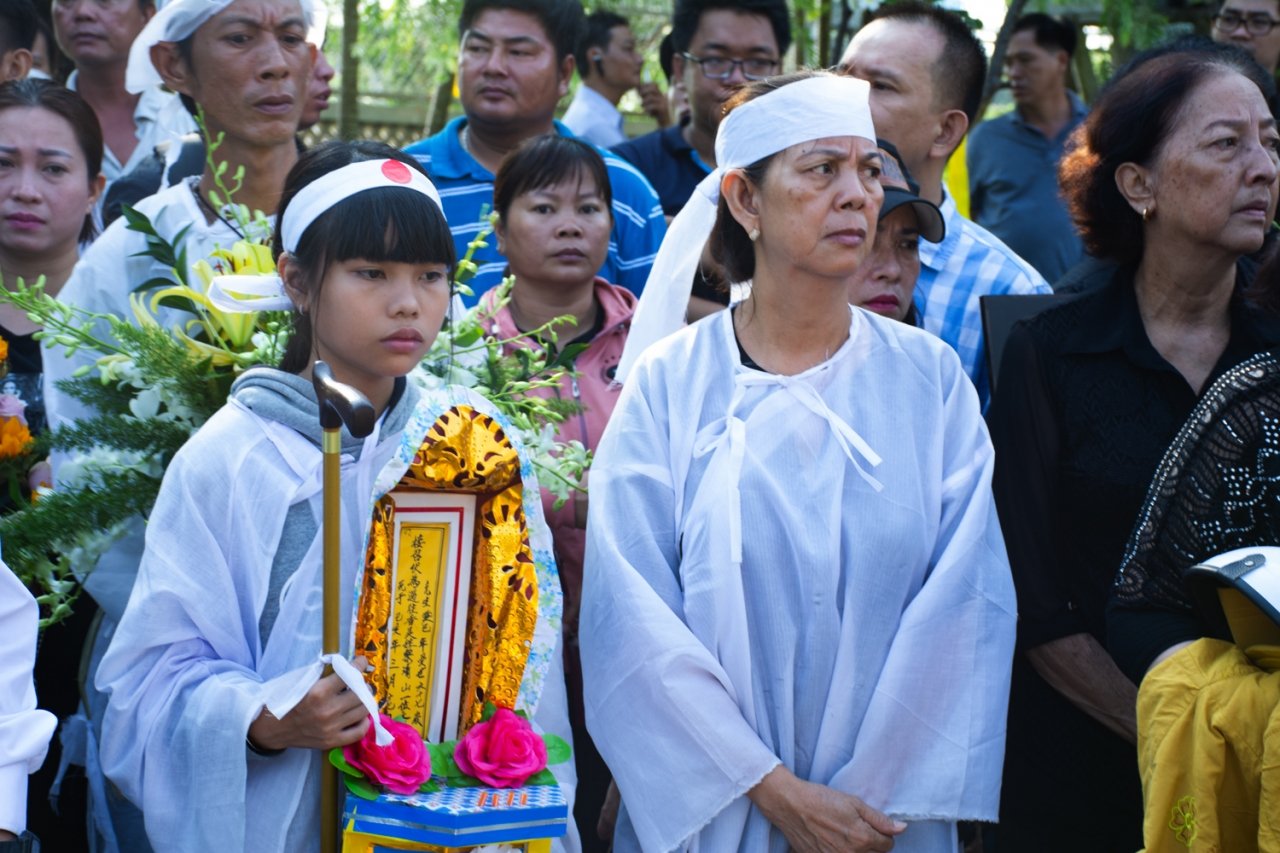 gia-dinh-nghe-si-khoc-thuong-tien-dua-le-binh-ve-noi-an-nghi