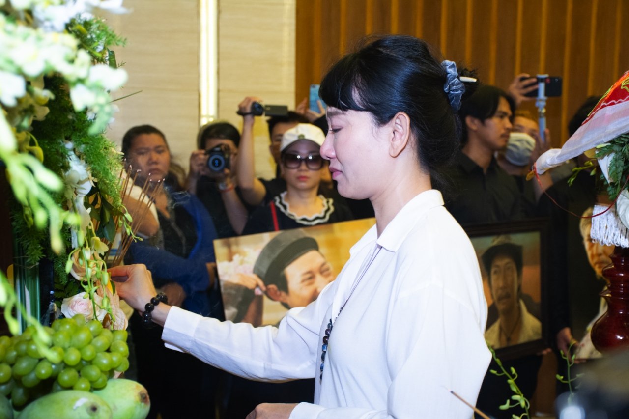 gia-dinh-nghe-si-khoc-thuong-tien-dua-le-binh-ve-noi-an-nghi