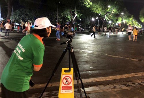 Máy quay phim ghi hình lại người xả rác ở phố đi bộ Hồ Gươm.