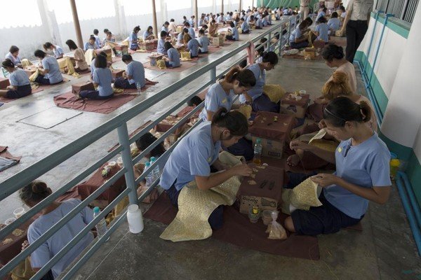 Vén màn cuộc sống phía sau song sắt của người chuyển giới nữ ở Thái Lan - Ảnh 8.