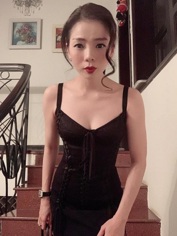 Lệ Quyên khoe hình thể thon gọn với vòng eo 58cm. Nhiều lời khen đã dành cho Lệ Quyên rằng cô vô cùng gợi cảm và quyến rũ mặc dù đã ở độ tuổi gần 40.