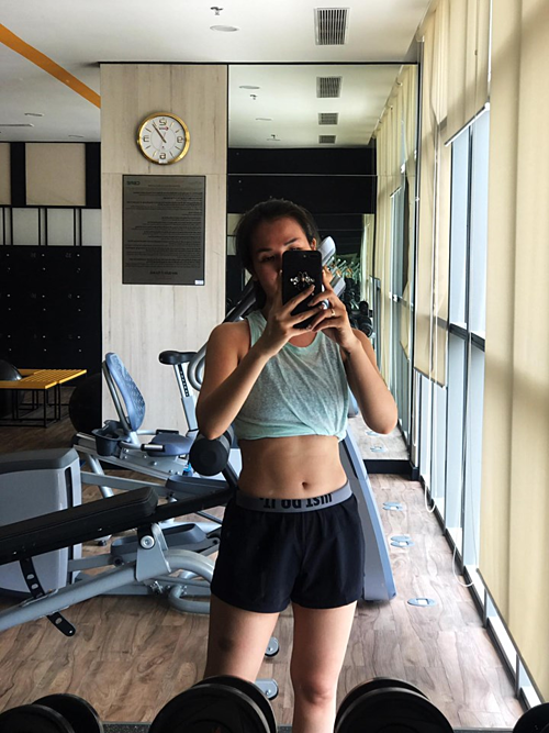 Võ Hạ Trâm khoe vòng 2 săn chắc khi tập gym. 
