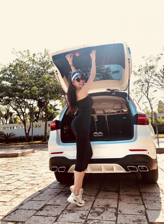 Mặc váy bó sát, Trà Ngọc Hằng khiến fans hết lời khen ngợi vì thân hình nóng bỏng.