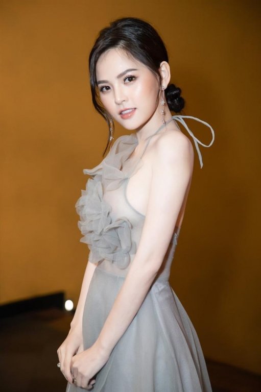 chum-anh-nong-bong-thanh-nu-ghien-mi-go-phi-huyen-trang