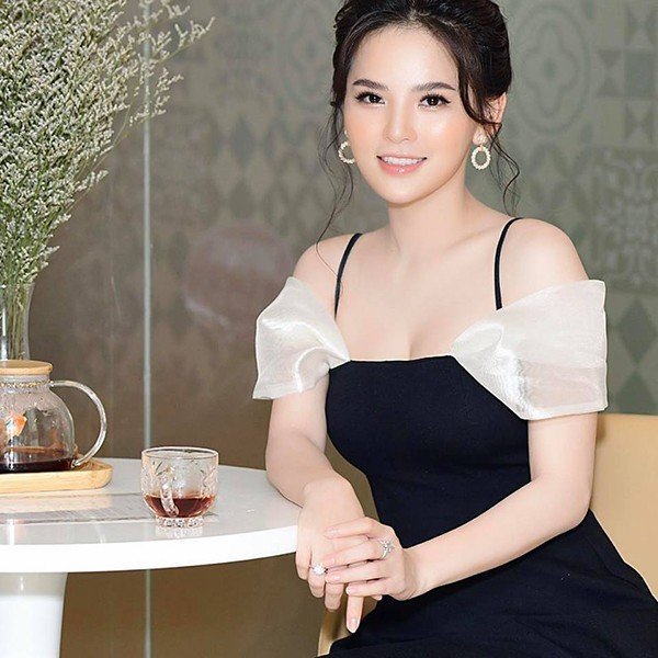 chum-anh-nong-bong-thanh-nu-ghien-mi-go-phi-huyen-trang