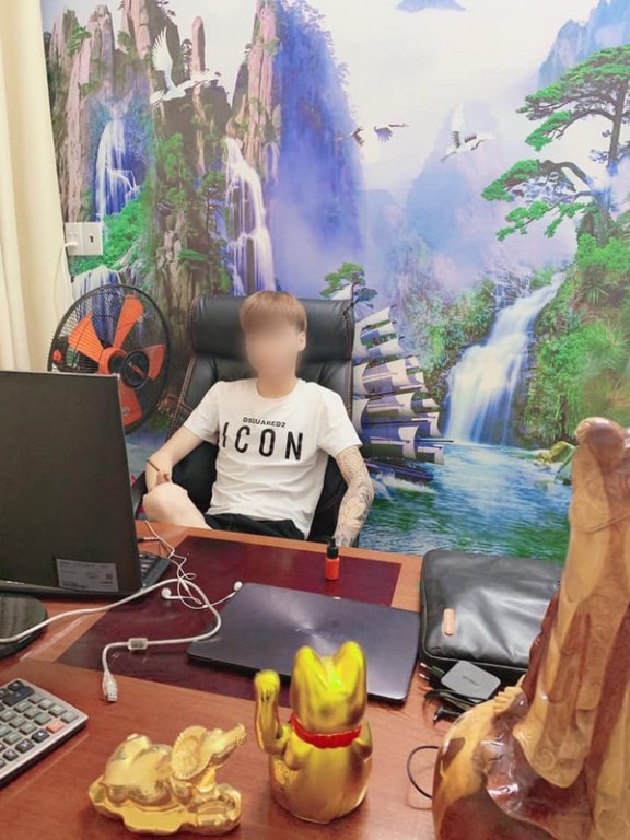 Nam thanh niên khoe hình săm và cuộc sống nhàn nhã trên kênh Youtube.