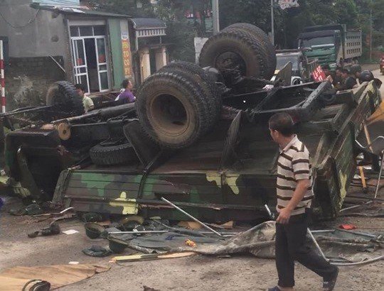 Xe quân đội lật ngửa, 30 chiến sĩ bị thương - Ảnh 2.