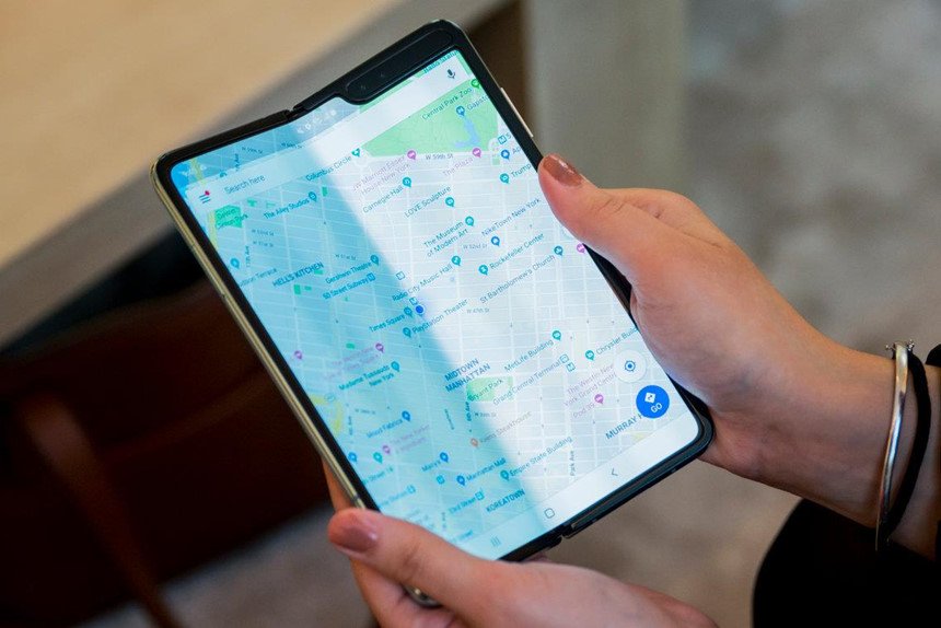 Giá bán cao có thể khiến Galaxy Fold khó tiếp cận với người dùng. Ảnh: Business Insider.