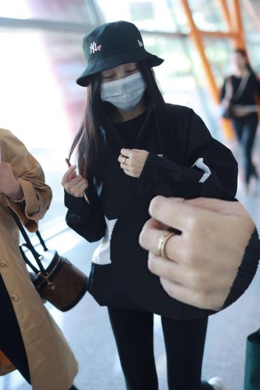 Lý Tiểu Lộ đeo nhẫn ở ngón giữa được cho là dấu hiệu đang hẹn hò tình mới.