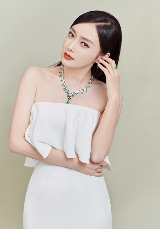 Phía Tần Lam cho rằng phóng viên cố tình chỉnh sáng quá mức nên nhìn khuôn mặt cô mới trắng bệch như vậy.