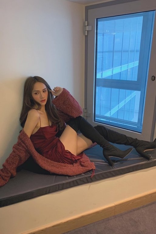 Khoe ảnh du lịch ở Na Uy với thân hình gợi cảm nhưng Hương Giang lại than cô đơn, người đẹp viết: “Lặng yên căn gác, lặng yên vầng trăng”.