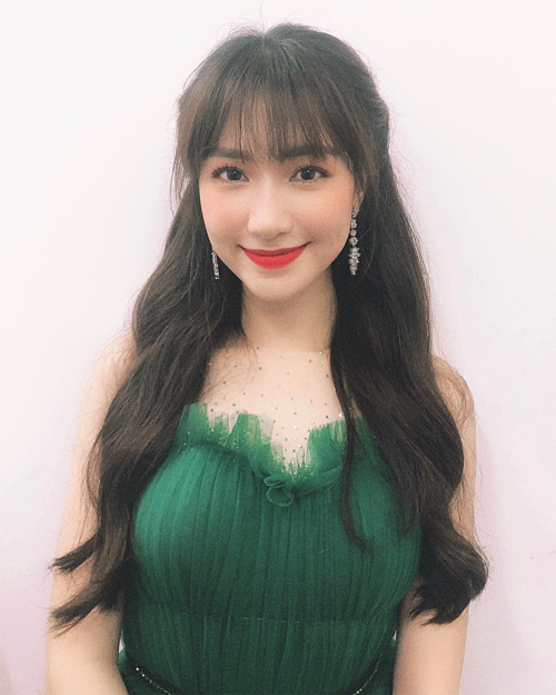 Hòa Minzy đẹp dịu dàng với mái tóc dài. Khi được diễn viên Duy Khánh hỏi sao tóc dài nhanh vậy, nữ ca sĩ đáp: 
