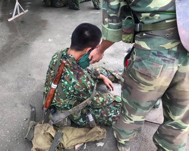 Một quân nhân bị thương trong vụ tai nạn.