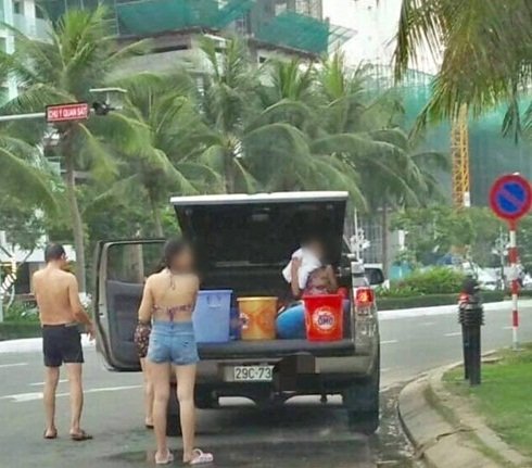 Nhiều người cho rằng việc đỗ ô tô tắm giữa đường là phản cảm và gây cản trở giao thông.
