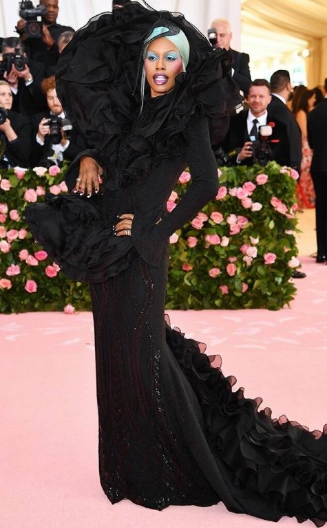 8-ngoi-sao-lgbt-dien-trang-phuc-an-tuong-nhat-tai-met-gala-2019