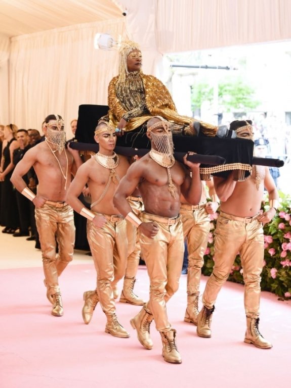 8-ngoi-sao-lgbt-dien-trang-phuc-an-tuong-nhat-tai-met-gala-2019