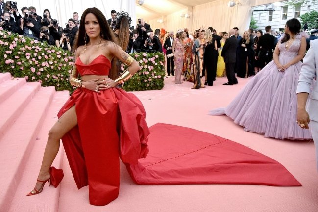 8-ngoi-sao-lgbt-dien-trang-phuc-an-tuong-nhat-tai-met-gala-2019