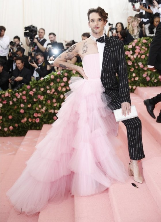 8-ngoi-sao-lgbt-dien-trang-phuc-an-tuong-nhat-tai-met-gala-2019