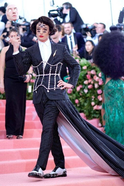 8-ngoi-sao-lgbt-dien-trang-phuc-an-tuong-nhat-tai-met-gala-2019