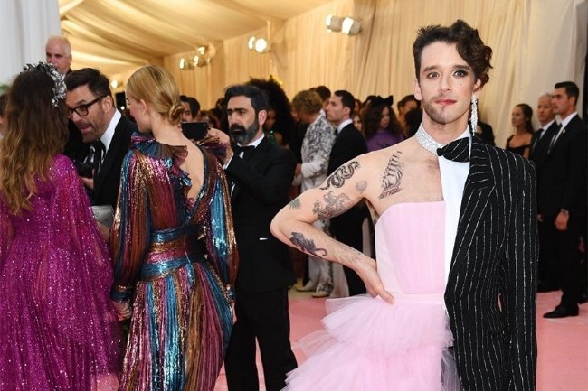 8-ngoi-sao-lgbt-dien-trang-phuc-an-tuong-nhat-tai-met-gala-2019