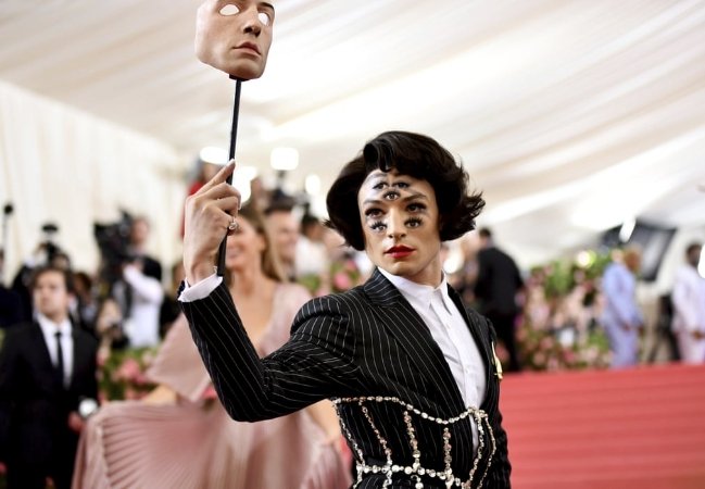 8-ngoi-sao-lgbt-dien-trang-phuc-an-tuong-nhat-tai-met-gala-2019