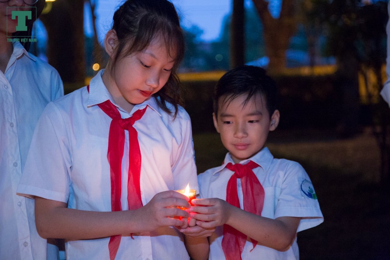 Trong nhóm những người đến thắp nến còn có các bạn trẻ thuộc thế hệ đầu thế kỷ XXI.