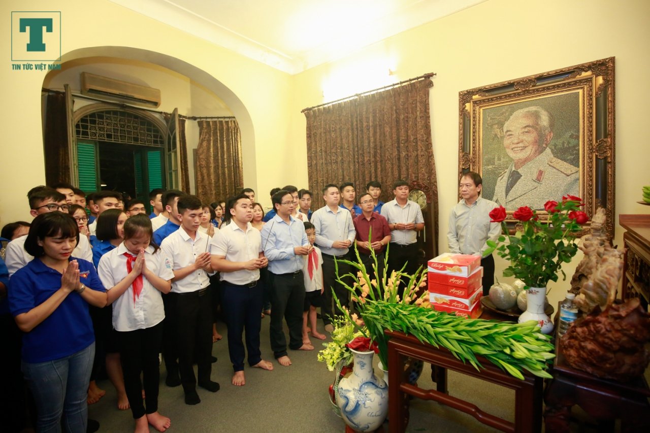 Sau nghi thức thắp nến, cả đoàn được vào thắp hương trước ban thờ Đại tướng Võ Nguyên Giáp trước sự tiếp đón của ông Võ Hồng Nam - con trai Đại tướng Võ Nguyên Giáp