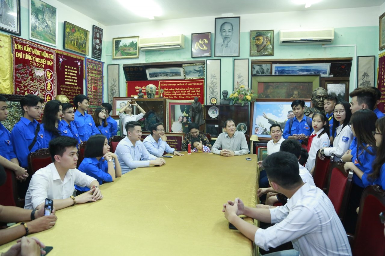 Đoàn được những người con của Đại tướng đưa đến thăm phòng làm việc của Đại tướng lúc sinh thời.