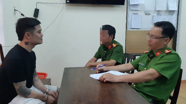 cong-an-he-lo-hanh-trinh-bat-giu-nhom-con-do-hung-han-chem-nguoi-o-tiem-cam-do