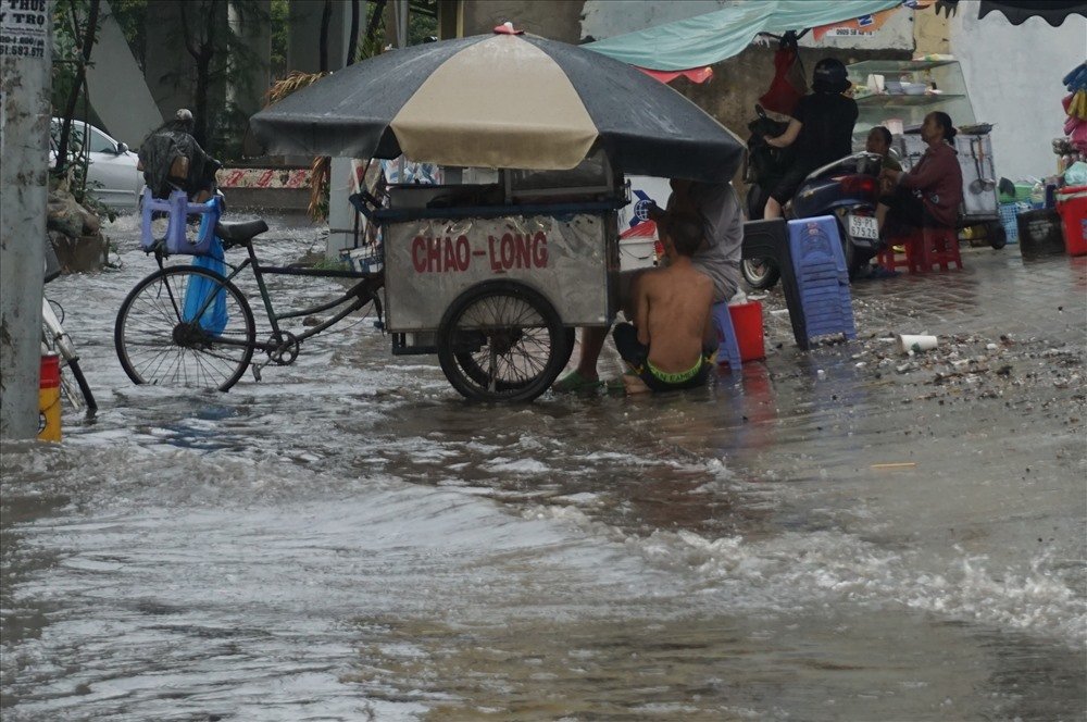 Một quán cháo lòng ế khách trong buổi chiều mưa ngập.