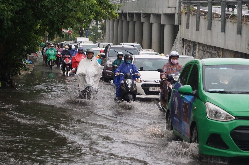 Giao thông ùn ứ đoạn dưới chân cầu vượt Nguyễn Hữu Cảnh.