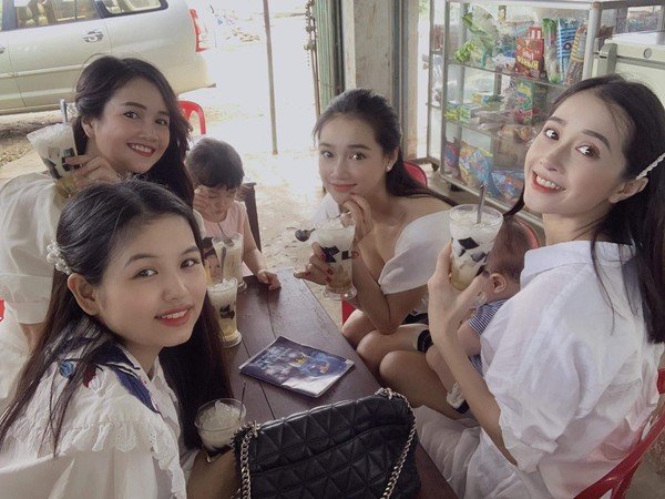 Mới đây, Nhã Phương đã chia sẻ khoảnh khắc về quê trong dịp nghỉ lễ. Bức ảnh ngay lập tức nhận được nhiều sự chú ý vì gia đình nữ diễn viên toàn là những người xinh đẹp và vô cùng dễ thương.